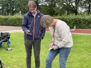 Groepsleiders schrijven PR kaarten